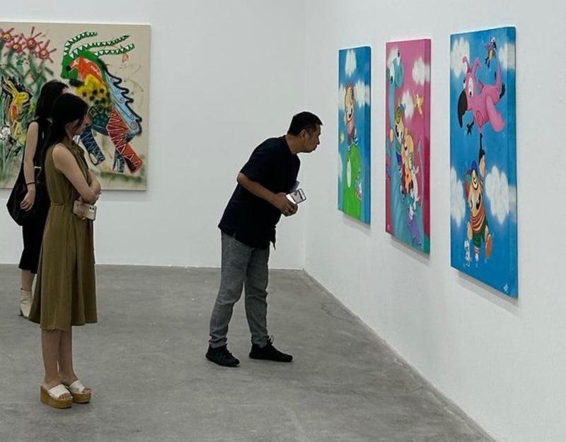 Visitors at a Debbie Reda exhibition 19