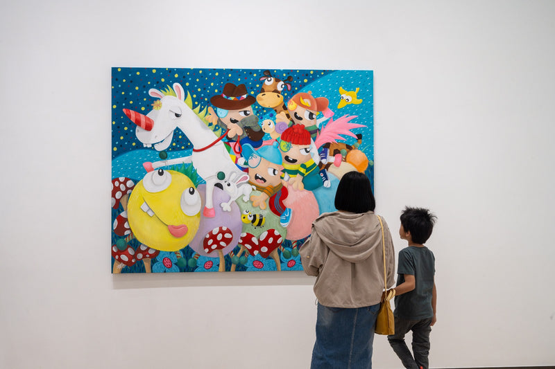 Visitors at a Debbie Reda exhibition 9